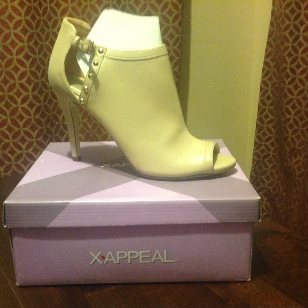 Cream Peep Toe Beige heels, size 9.5, 4.5 heel.